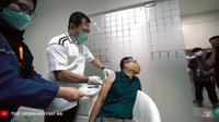 Anang menerima suntikan vaksin Nusantara dari dr. Terawan Agus Putranto. (YouTube/The Hermansyah A6)