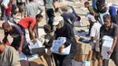 Masuknya truk bantuan ini membawa harapan di tengah krisis kemanusiaan yang berkepanjangan. (Omar AL-QATTAA/AFP)