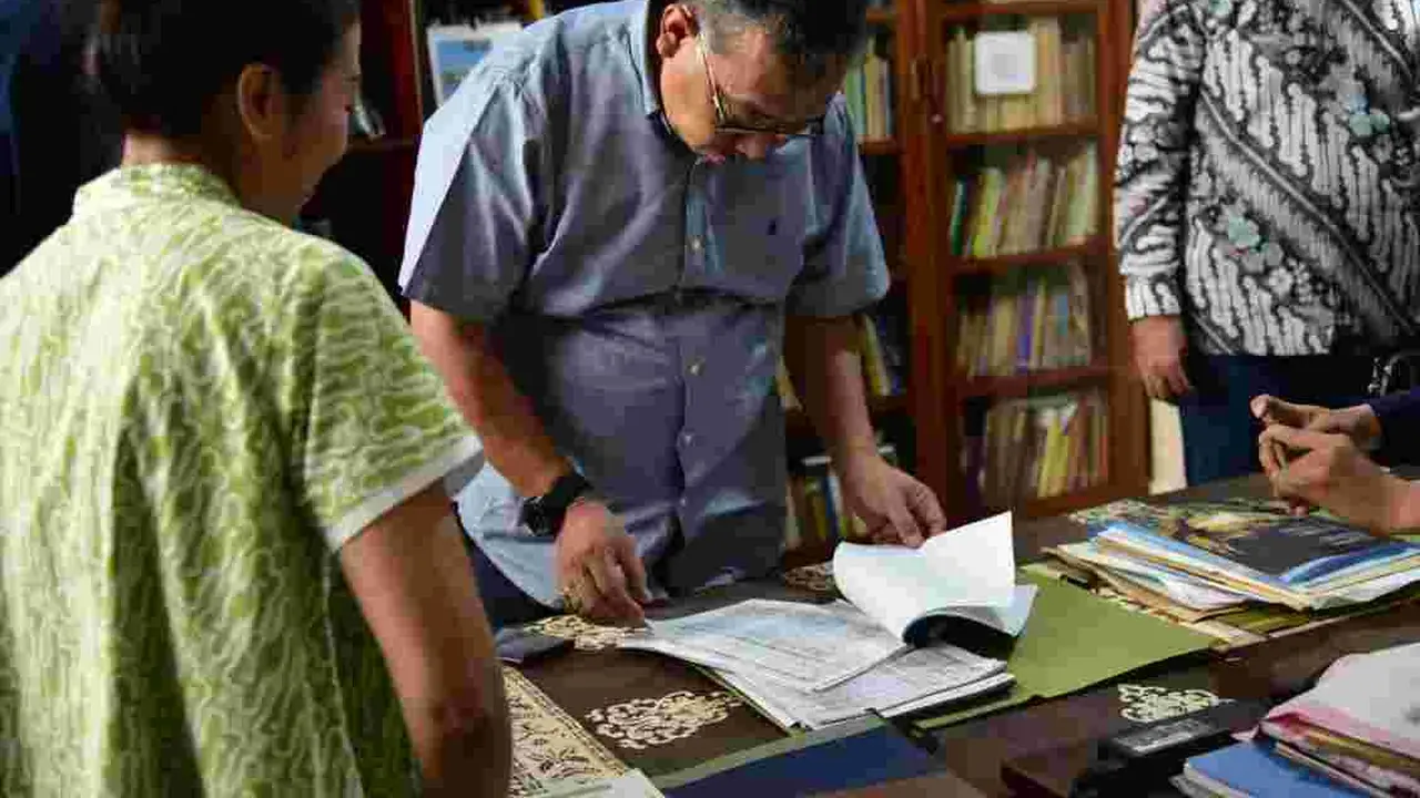 Kepala Dinas Perpustakaan dan Kearsipan (Dispusip) DKI Jakarta Firmansyah melihat sumber arsip pribadi karya Romo Heuken atau Adolf Heuken SJ.