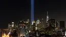 Instalasi cahaya bertajuk 'Tribute in Light'  menerangi langit di lower Manhattan, New York, Selasa (10/9/2019). Cahaya kembar berwarna biru tersebut dinyalakan untuk memperingati 18 tahun peristiwa serangan gedung kembar World Trade Center (WTC)  pada 11 September 2001 silam. (AP/Mark Lennihan)