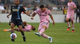 Pemain Inter Miami, Lionel Messi mencetak gol ke gawang Philadelphia Union pada laga Piala Liga 2023 di Subaru Park, Chester, Pennsylvania, 15 Agustus 2023. (AFP/Angela Weiss)