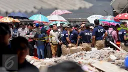 Sejumlah warga melihat reka ulang pembunuhan bocah dalam kardus, Jakarta, Selasa (20/10/2015). Proses rekonstruksi dengan tersangka Agus Dermawan menjadi tontonan warga. (Liputan6.com/Gempur M Surya)