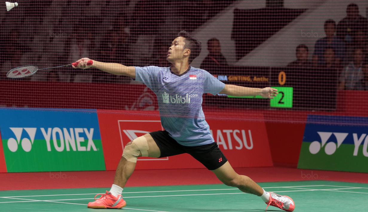 Aksi Anthony Ginting saat melawan Chen Long  pada perempatfinal Daihatsu Indonesia Master 2018 di Istora Senayan, Kamis (26/1/2018). Ginting menang 21-11 16-21 21-18. (Bola.com/Nick Hanoatubun)