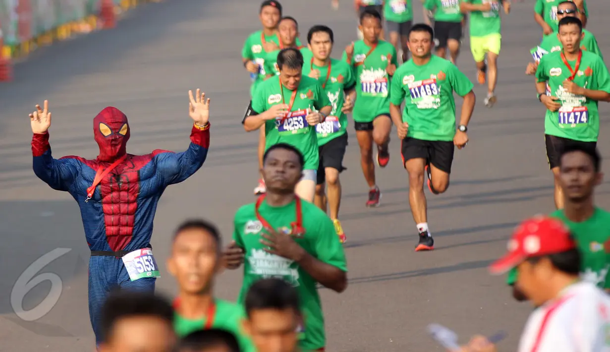 Seorang peserta mengenakan kostum Spiderman saat lomba lari Jakarta International 10K 2015 di Jakarta, Minggu (31/5). Lomba dalam rangka menyambut HUT DKI Jakarta ke-488 itu diikuti peserta dari dalam dan luar negeri. (Liputan6.com/Helmi Afandi)