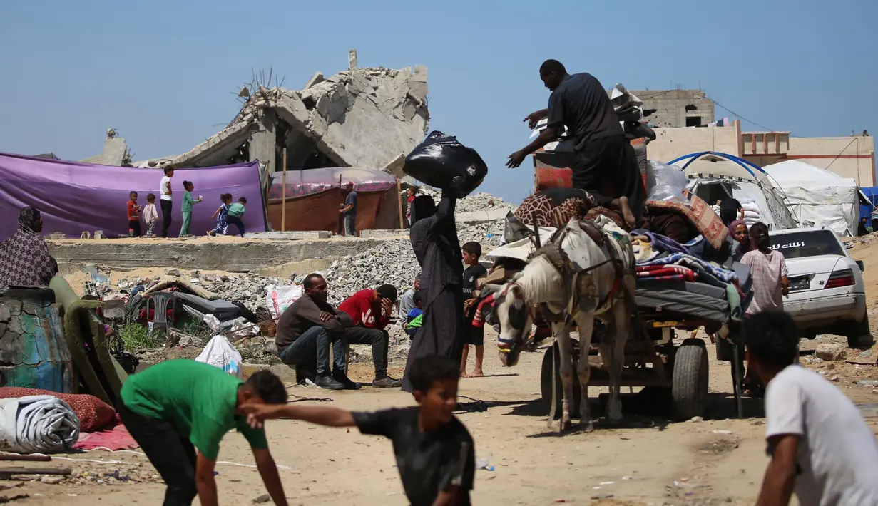 <p>Badan PBB yang membantu pengungsi Palestina mengatakan pada 9 Mei 2024 sekitar 80.000 orang meninggalkan Rafah dalam tiga hari sejak Israel mengintensifkan operasi militer di kota Gaza selatan. (Foto: AFP)</p>