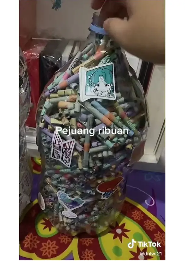 Jadi Inspirasi, Wanita Ini Tabung Uang Berbentuk Lintingan dalam Galon Air Minum