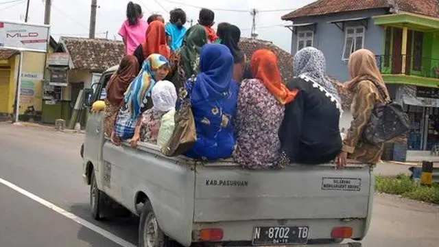 Kumpulan Potret Ibu-Ibu Nekat Naik Pikap, Bikin Deg-degan Orang yang Melihatnya (ist)