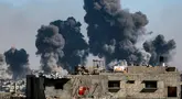 Foto yang diambil dari Jabalia barat, Jalur Gaza tengah ini menunjukkan gumpalan asap yang mengepul akibat pengeboman Israel di Kota Gaza timur pada 9 Juli 2025. (Bashar TALEB/AFP)