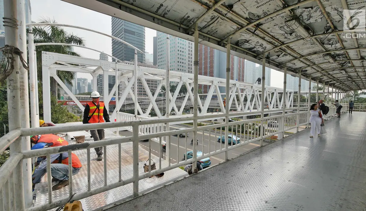 Pejalan kaki melintas di Jembatan Penyebrangan Orang (JPO) Dukuh Atas, Jakarta, Rabu (3/10). Rencananya Pemprov DKI Jakarta akan merelokasi JPO Dukuh Atas namun belum dapat dipastikan kapan dilaksanakan. (Liputan6.com/Herman Zakharia)