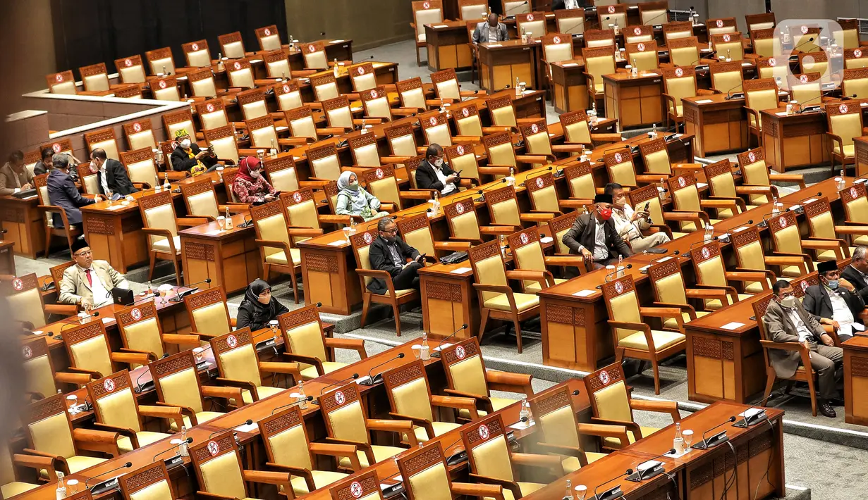 Suasana saat rapat paripurna DPR ke-3 masa persidangan I tahun 2022-2023 yang dihadiri Menteri Perdagangan Zulkifli Hasan untuk membacakan laporan pemerintah terkait persetujuan kemitraan ekonomi komprehensif regional di Kompleks Parlemen, Senayan, Jakarta, Selasa (30/8/2022). Rapat tersebut beragenda pengambilan keputusan RUU tentang Pengesahan Regional Comprehensive Economic Partnership Agreement (Persetujuan Kemitraan Ekonomi Komprehensif Regional) serta pengambilan keputusan RUU tentang Pegesahan Perjanjian Kemitraan Ekonomi Komprehensif antara Pemerintah Indonesia dengan Pemerintah Korea. (Liputan6.com/Angga Yuniar)