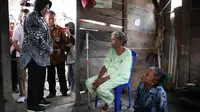 Mensos, Tri Rismaharini saat berdialog dengan Ni Nyoman Sukarniasih, lansia yang tinggal di rumah yang nyaris roboh di Kabupaten Parigi Moutong, Selasa (5/3/2024). (Foto: Humas Kemensos).