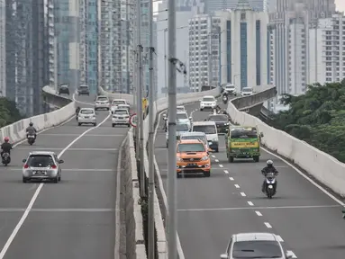 Sejumlah pengendara sepeda motor saat menerobos jalan layang non tol (JLNT) Casablanca, Kuningan, Jakarta Selatan, Senin (9/1/2023). Ditlantas Polda Metro Jaya akan kembali memberlakukan tilang manual di wilayah DKI Jakarta untuk melengkapi tilang elektronik yang berlaku sejak Oktober 2022. (merdeka.com/Iqbal S Nugroho)