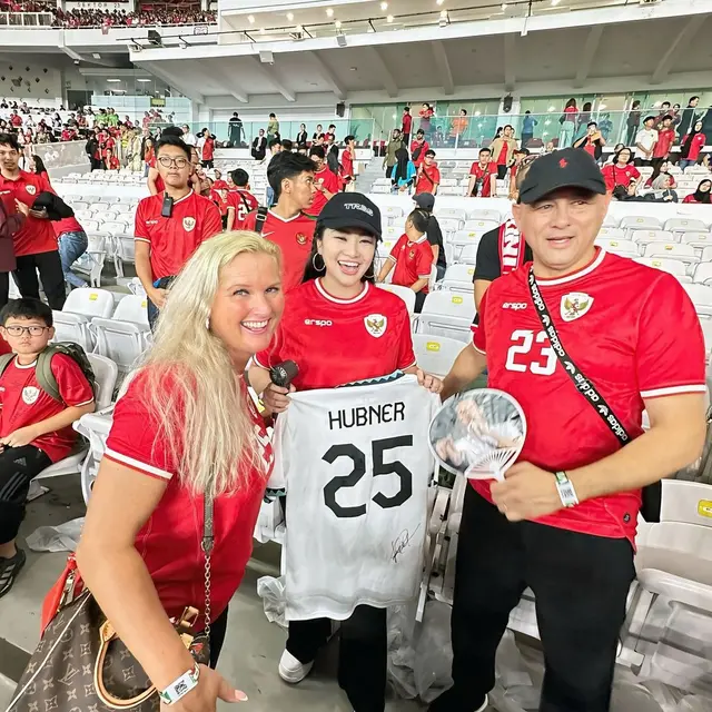 6 Potret Fitri Carlina Bareng Keluarga Nathan Tjoe-A-On dan Justin Hubner