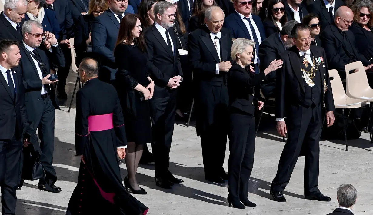 Presiden Komisi Eropa Ursula von der Leyen (kedua kanan) saat tiba menjelang misa pemakaman mendiang Paus Fransiskus di Lapangan Santo Petrus, Vatikan, 26 April 2025. (Isabella BONOTTO/AFP)