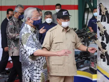 Menteri Pertahanan Prabowo Subianto (kanan) mendampingi Perdana Menteri Malaysia Dato' Sri Ismail Sabri Yaakob melihat-lihat senjata saat mengunjungi kantor pusat PT Pindad (Persero) di Bandung, Jawa Barat, Kamis (11/11/2021). (Foto: Tim Dokumentasi Menhan Prabowo)