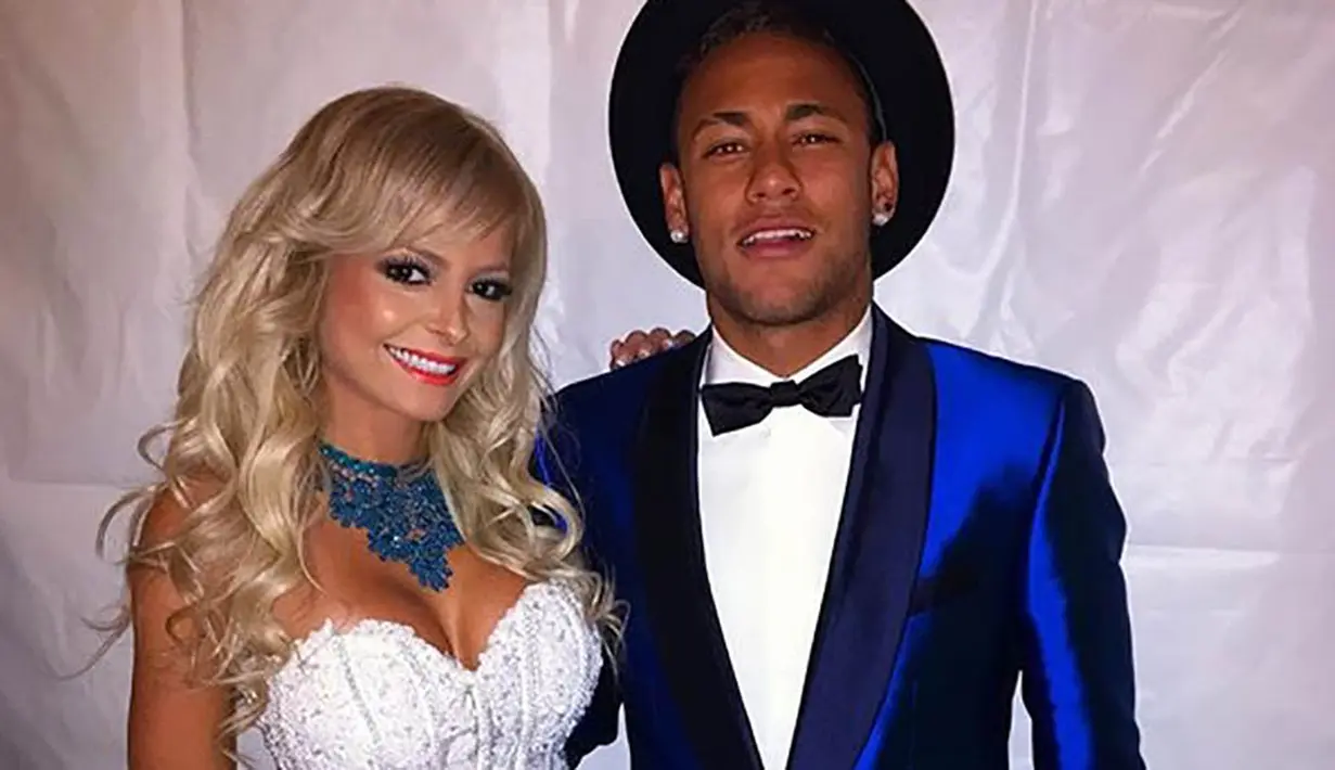 Penyerang Barcelona, Neymar, merayakan tahun baru bersama model bernama Jhenny Andrade. (Instagram)