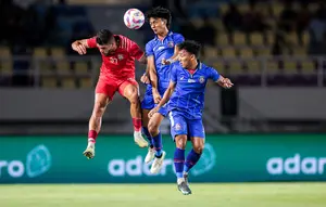 Pemain Arema FC, Achmad Maulana Syarif (tengah) berduel udara dengan pemain Borneo FC, Berguinho pada laga final Piala Presiden 2024 di Stadion Manahan, Solo, Minggu (4/8/2024). (Bola.com/Bagaskara Lazuardi)