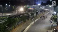 Massa berjalan di Jalan Tol Dalam Kota di sekitar ruas jalan Gatot Subroto, Jakarta, Rabu (29/9/2019). Massa yang rata-rata berseragam sekolah dan pramuka bentrok dengan petugas sehingga jalan depan Kompleks Parlemen lumpuh. (Liputan6.com/Helmi Fithriansyah)