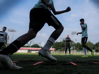 Pelatih Timnas Indonesia U-17, Nova Arianto saat memimpin seleksi yang berlangsung di Lapangan B, Kompleks Stadion Utama Gelora Bung Karno (SUGBK), Senayan, Jakarta, Kamis (08/08/2024). (Bola.com/Bagaskara Lazuardi)
