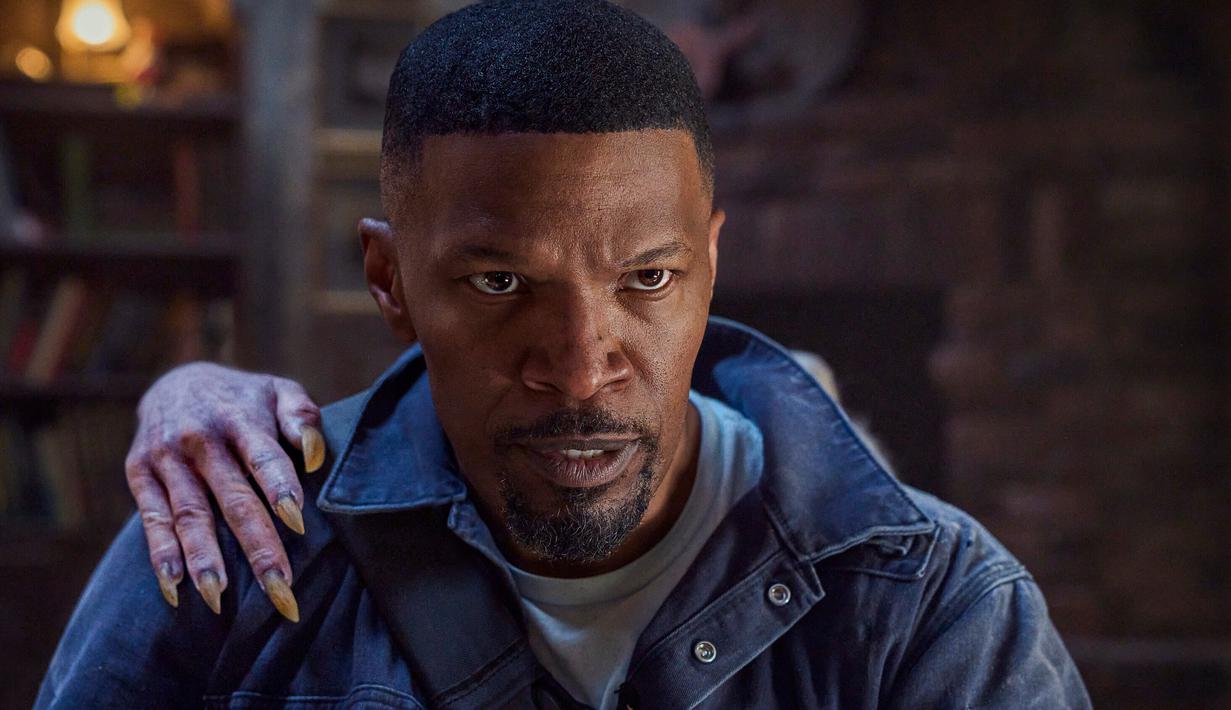 Gambar yang dirilis oleh Netflix ini menunjukkan Jamie Foxx dalam sebuah adegan film Day Shift. Day Shift adalah film terbaru di Netflix yang akan tayang mulai 12 Agustus 2022. (Parrish Lewis/Netflix via AP)