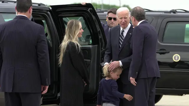 Joe Biden berbicara dengan putranya Hunter Biden usai persidangan. (AP/Manuel Balce Ceneta)