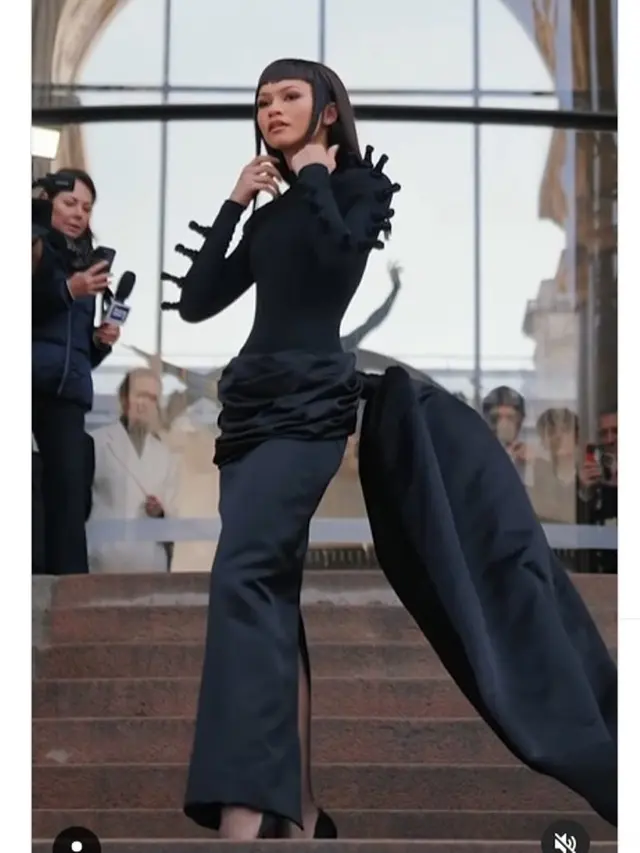 Zendaya Pamerkan Gaya Rambut Terbaru dan Gaun Serba Hitam di Paris Fashion Week 2024. foto: Instagram @schiaparelli