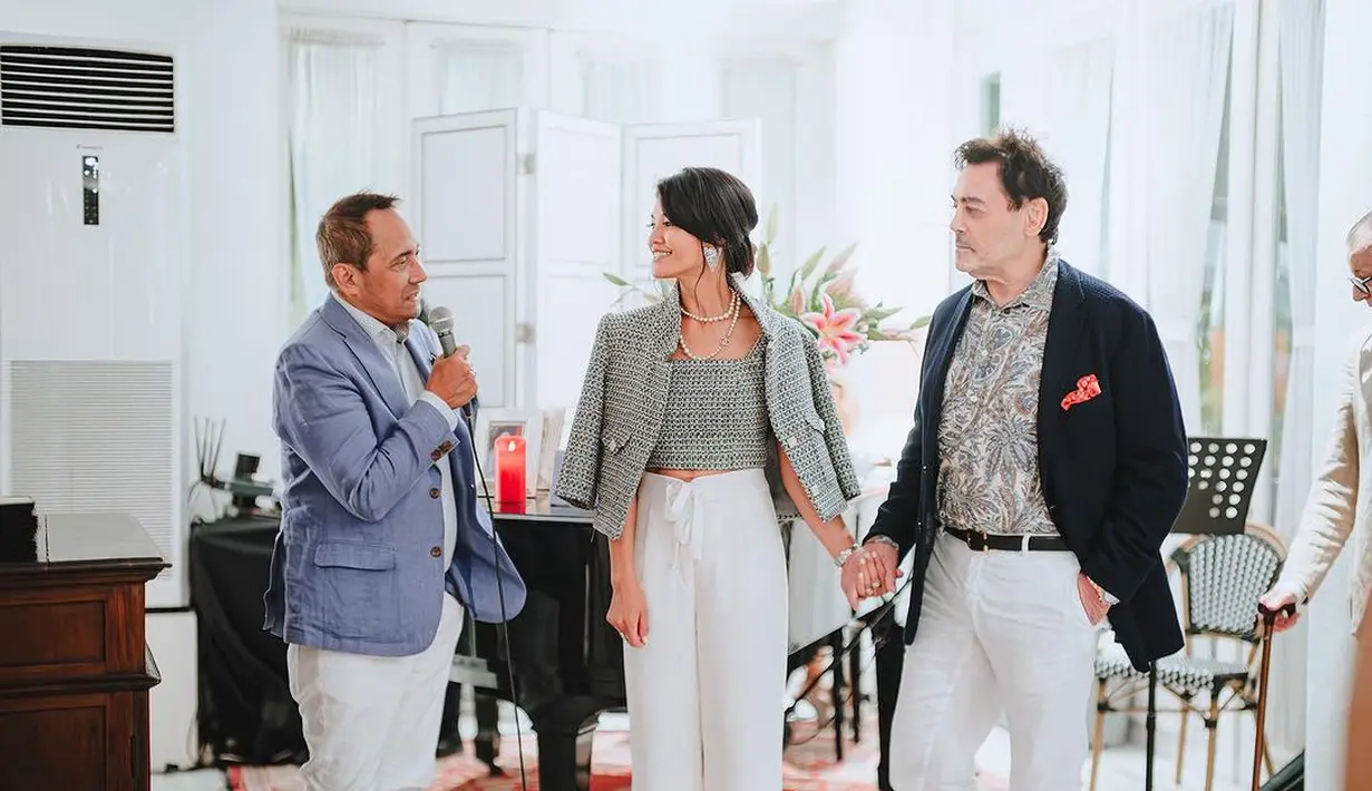 Pesta yang digelar oleh Farah Quinn dan Charles Jost tak hanya untuk merayakan pernikahan mereka, tapi tampaknya juga memperkenalkan sang suami secara resmi [Instagram/farahquinnofficial].