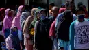 Antrean warga saat hendak membeli sembako murah di Banda Aceh, Aceh, Kamis (14/5/2020). Di tengah pandemi virus corona COVID-19, hadirnya penjualan sembako murah sangat membantu sebagian warga untuk memenuhi kebutuhan hidup. (CHAIDEER MAHYUDDIN/AFP)