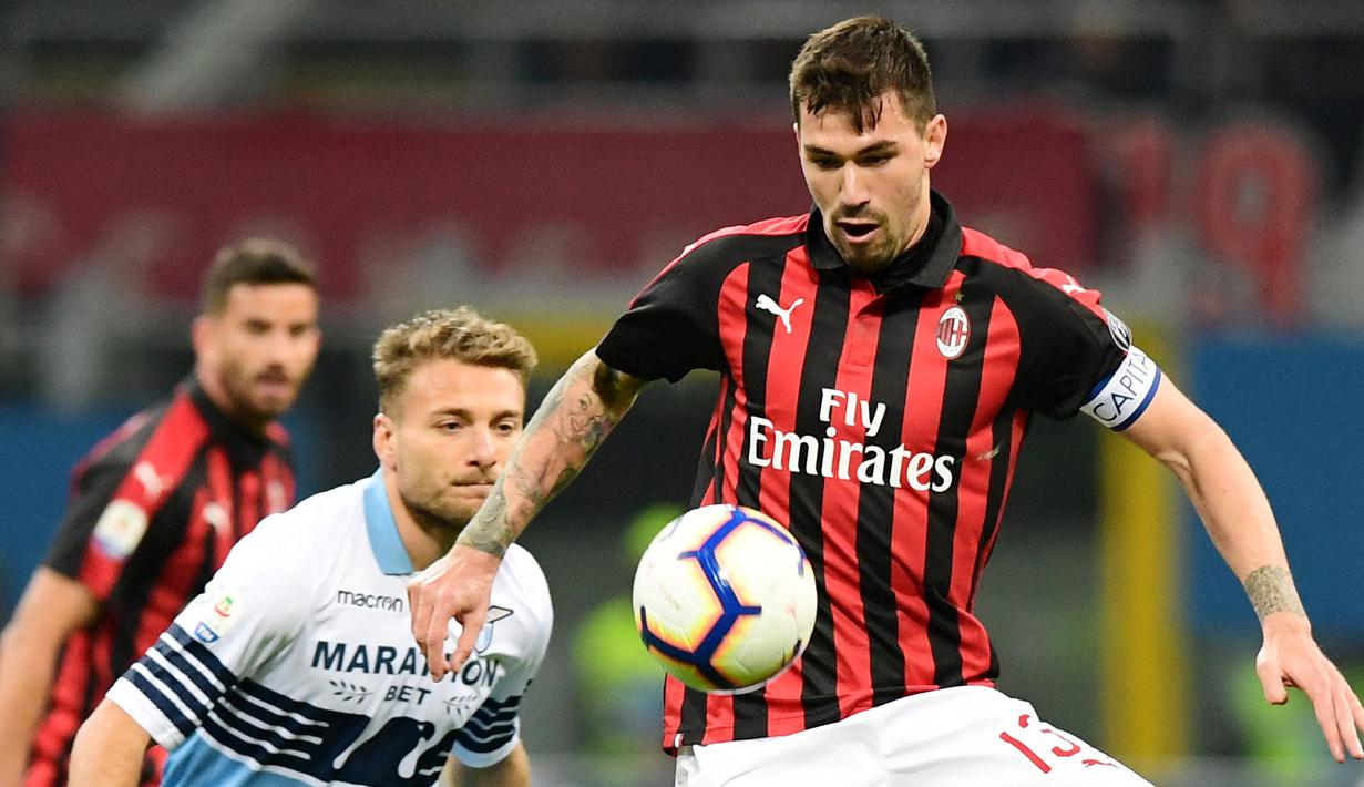 Alessio Romagnoli - Kehadiran Fikayo Tomori lambat laun mulai menggeser posisinya sebagai pilihan utama di sektor pertahanan AC Milan. Real Madrid bisa menjadi pelabuhan sang pemain mengingat kontrak kapten AC Milan itu juga bakal berakhir pada Juni 2022. (AFP/Miguel Medina)