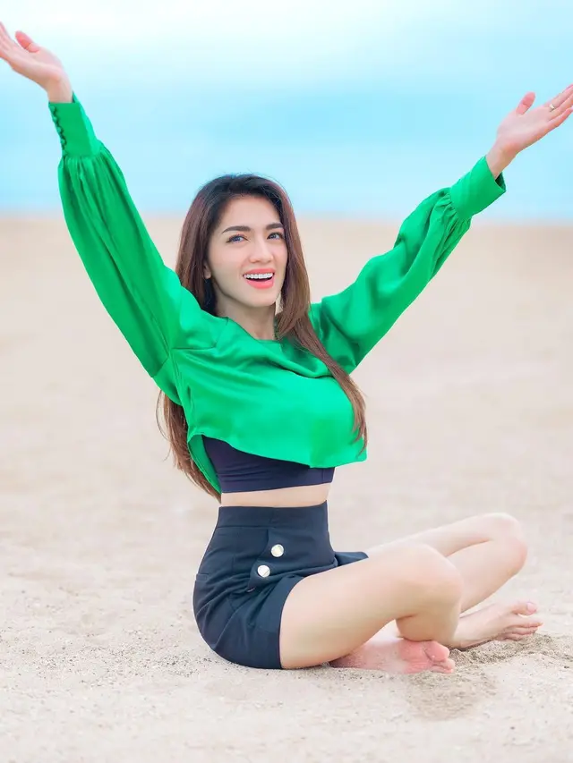 Potret Gaya Penampilan Angel Karamoy di Pantai