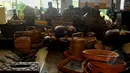 Beragam hasil kerajinan tangan asal NTB dipamerkan di ruang lobi depan DPD-RI komplek parlemen, Senayan, Rabu (15/4/2015). (Liputan6.com/Yoppy Renato)