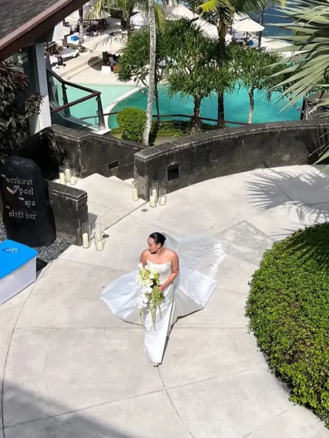 Tampilan elegan Alexandra Daguise saat resepsinya di Bali. [@risa_dewi]