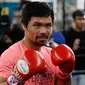 Petinju Manny Pacquiao berpose saat berlatih di sebuah klub tinju di Los Angeles, AS, Rabu (9/1). Manny Pacquiao bertekad meng-KO Adrien Broner. (AP Photo/Damian Dovarganes)