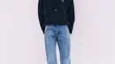 Penampilan kasual Taehyung dengan hoodie. Hoodie berwarna biru navy ini dipadunya dengan celana jeans dan sneakers putih. Taehyung juga menambahkan sunglasses, menyempurnakan penampilannya secara keseluruhan. Foto: Instagram.