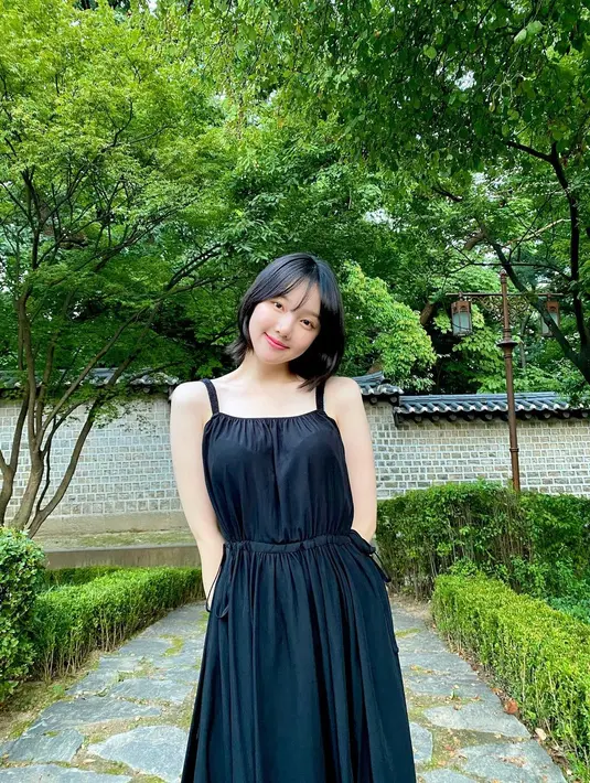 Di sini Yerin tampil mengenakan dress hitam sederhana dengan detail kerut di area leher dan pinggang. Kuncinya adalah pada makeup Yerin yang mampu menunjang penampilannya, tanpa kesan berlebihan. Foto: Instagram @every__nn.