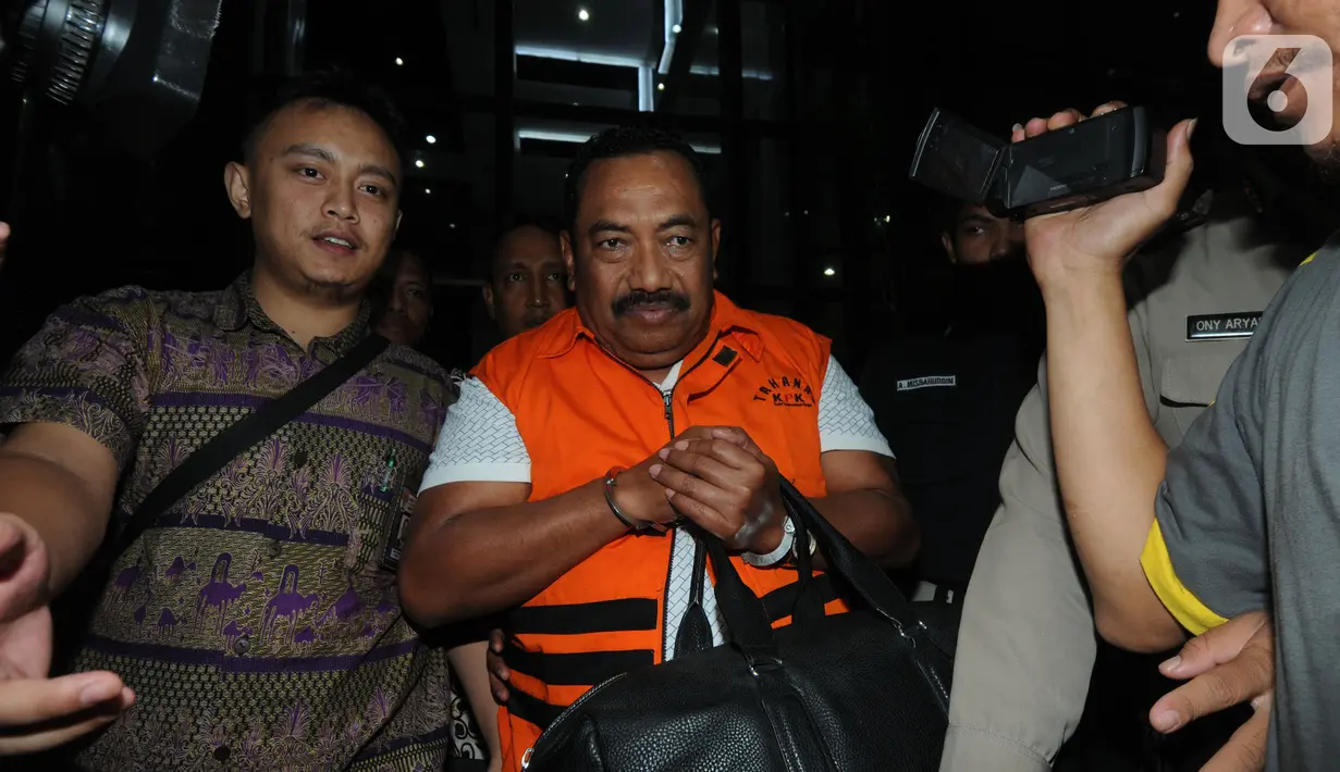 Carsa AS selaku pihak swasta penyuap Bupati Indramayu, Supendi usai menjalani pemeriksaan 1 x 24 jam pasca terjaring Operasi Tangkap Tangan (OTT) terkait suap pengaturan proyek dilingkungan Pemkab Indramayu tahun 2019 di Gedung KPK, Jakarta, Rabu (16/10/2019). (merdeka.com/Dwi Narwoko)