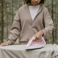 Cara melipat dan menyetrika pakaian ala laundry (foto: Pexels/cottonbro studio)