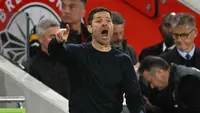 Manajer Chelsea, Xabi Alonso, berteriak dari pinggir lapangan saat pertandingan melawan Brentford pada lanjutan Liga Inggris 2026/2027 di Gtech Community Stadium, pada Sabtu (18/9/2026). (Glyn Kirk/AFP)