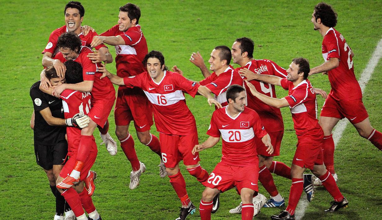 Turki - Pada gelaran Euro 2008, Turki tampil secara mengejutkan. Diprediksi tak lolos dalam penyisihan grup, mereka malah naik ke babak semi final setelah mengalahkan Kroasia. Namun langkah mereka dihentikan oleh Skuat Der Panzer setelah kekalahan dramatis di semifinal. (Foto: AFP/Mladen Antonov)