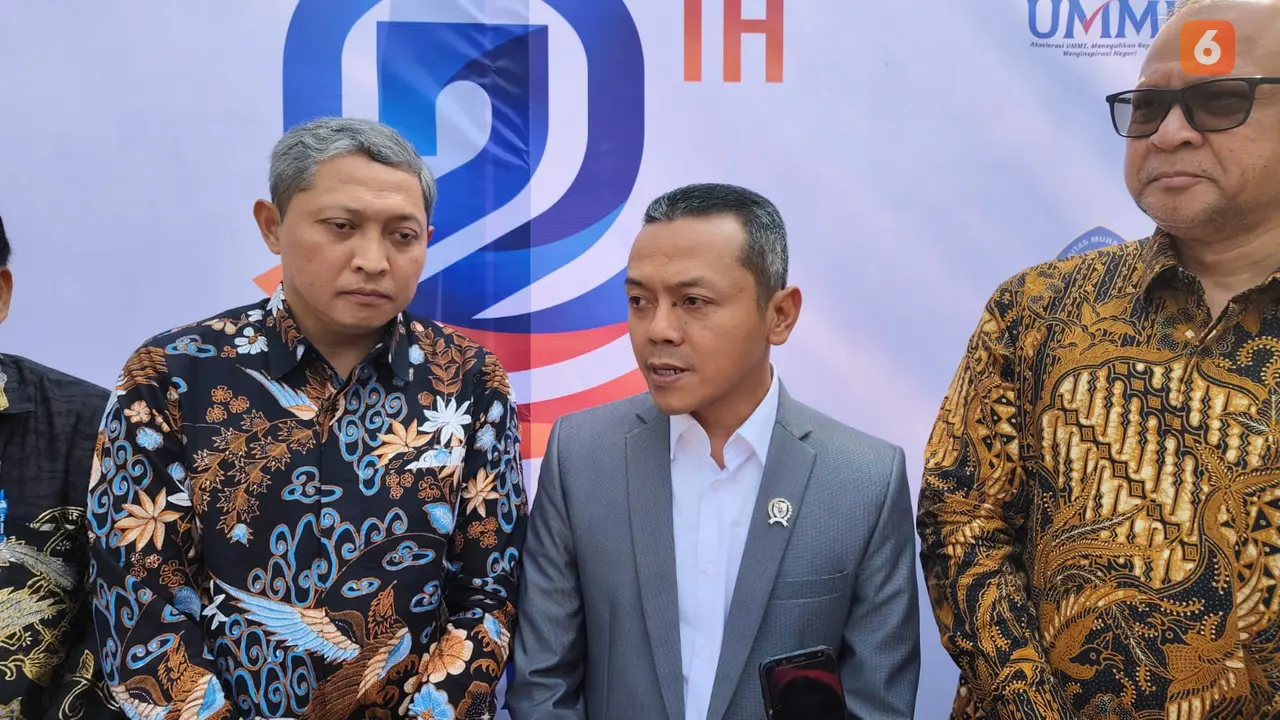 Wamen Dikdasmen Dr. Fajar Riza Ul Haq saat menghadiri Milad ke-22 Universitas Muhammadiyah (UMMI) Sukabumi. (Liputan6.com/Fira Syahrin).