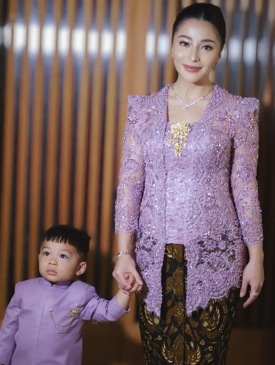 Rambut Nikita ditata dengan sleek updo yang menampilkan rambut belah tengah. [@melinathemua]