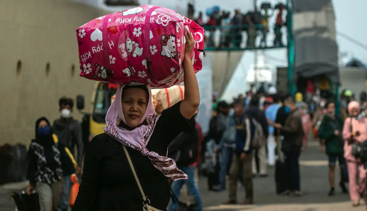 <p>Penumpang tiba di pelabuhan di Surabaya, Jawa Timur, Kamis (28/4/2022). Orang-orang melakukan perjalanan ke kota asalnya menjelang Idul Fitri yang menandai berakhirnya bulan suci Ramadhan. (Juni Kriswanto/AFP)</p>