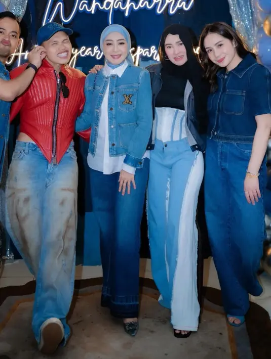 Nagita Slavina mengenakan atasan kemeja denim crop berkantung depan dipadukan celana panjang denim. [@shandypurnamasari]