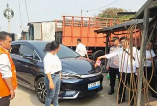 Polisi menyelidiki aksi perampokan yang menimpa tiga orang, termasuk dua warga negara asing (WNA), di wilayah Cikampek, Kabupaten Karawang, Jawa Barat. (Foto: Antara)