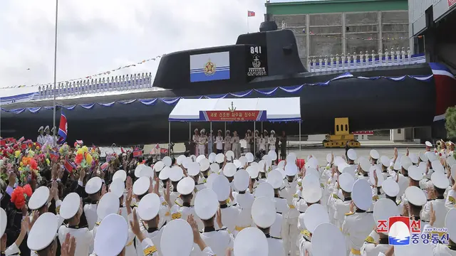 Media pemerintah Korea Utara menggambarkan kapal itu sebagai 'kapal selam serang nuklir taktis' baru. Kim Jong Un menghadiri peluncuran armada tersebut. (STR / KCNA VIA KNS/AFP)