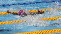Aksi atlet Indonesia, Syuci Indriani saat final 100 meter gaya kupu-kupu putri S14 di Aquatic Center, Jakarta, Rabu (10/10). Syuci berhasil meraih mendali perak dengan catatan waktu 1 menit 11,08 detik. (Merdeka.com/Imam Buhori)