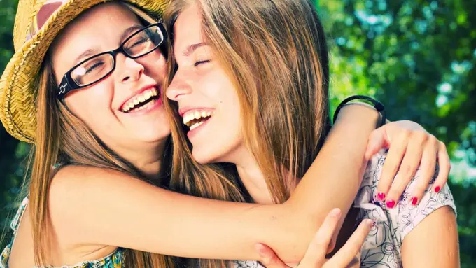 Berani Nggak Lakukan Hal Konyol Ini Saat Bertemu Sahabat Lamamu?