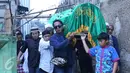 Komedian Komeng menggotong keranda jenazah anak ketiganya, Cantika Alhayu Aldi, menuju pemakaman keluarga di Citeureup, Bogor, Minggu (28/8). Caca, sapaan Cantika, meninggal dunia di usia 10 tahun lantaran sakit. (Liputan6.com/Herman Zakharia)