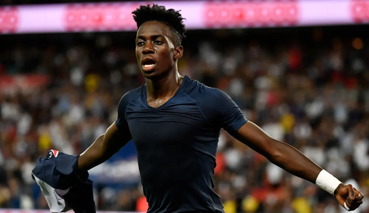 Penyerang PSG, Timothy Weah berselebrasi usai mencetak gol ke gawang Caen pada pertandingan perdana Ligue 1 di Parc des Princes, Paris (12/8). Putra Presiden Liberia ini mencetak gol pertamanya di Ligue 1. (AFP Photo/Gerard Julien)