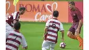 Edin Dzeko (kanan) berusaha melewati hadangan para pemain AC Pinzolo pada laga uji coba di Pinzolo, Italia (13/7/2016). AS Roma menang 16-0. (Bola.com/asroma.com)